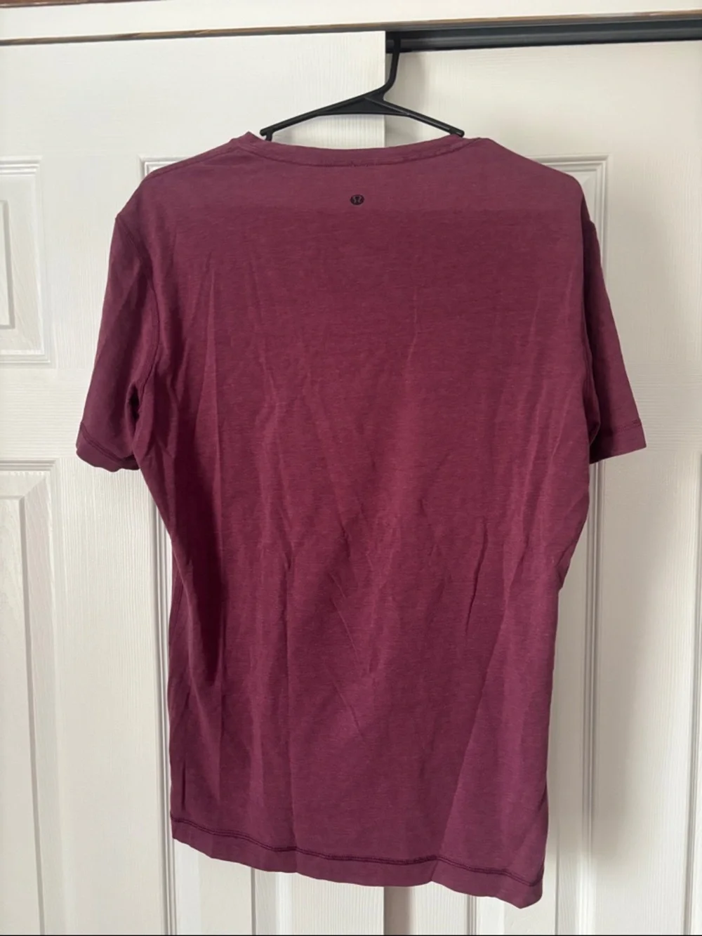 LuluLemon Men’s V-Neck T Shirt Maroon Size Medium